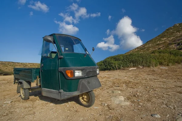 山の中の道の古い車は — ストック写真