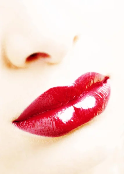 赤い唇と口紅の美しい女性 — ストック写真