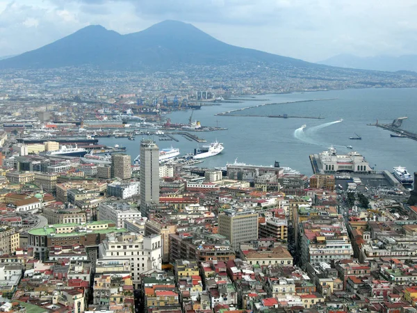 U200B U200Bhouseの海の上の嘔吐物の丘からの眺め Naples — ストック写真