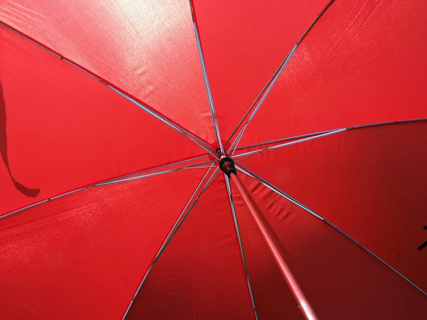 Roter Regenschirm Auf Der Straße — Stockfoto