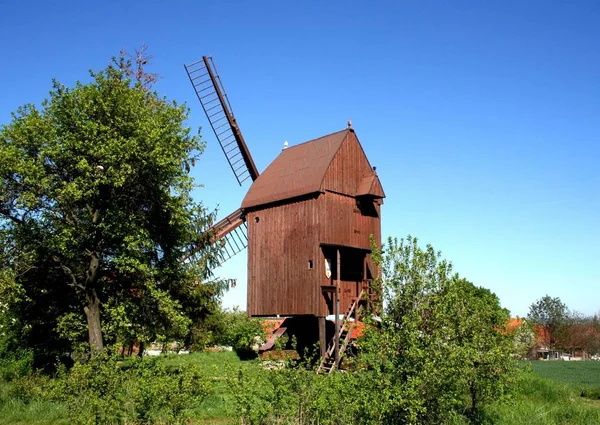 Naturskön Utsikt Över Landskapet Med Väderkvarnsbyggnad — Stockfoto