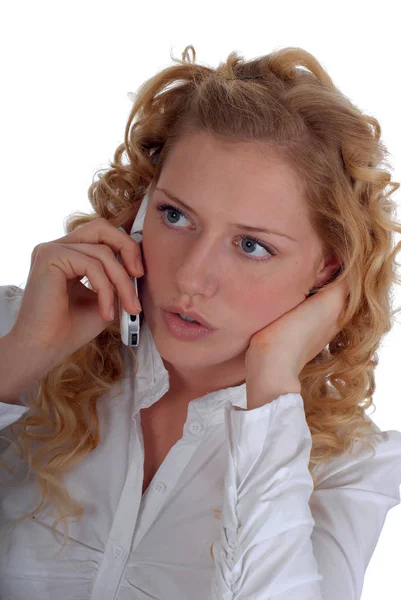 Μια Νεαρή Γυναίκα Μιλάει Στο Τηλέφωνο — Φωτογραφία Αρχείου