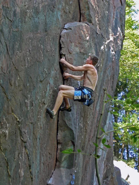 Young Woman Climbing Rock — Stock Photo, Image