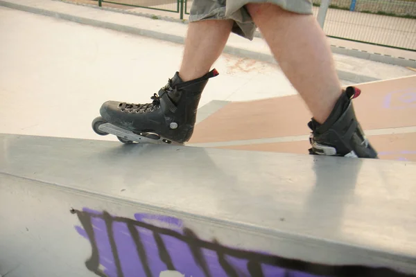 スケートパークのスケートボーダーの足 — ストック写真
