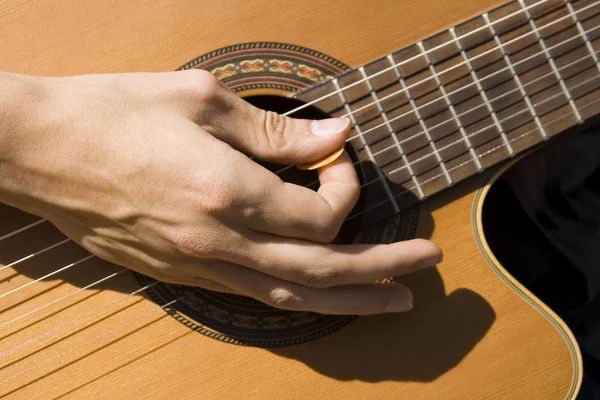 Hombre Tocando Guitarra Acústica — Foto de Stock