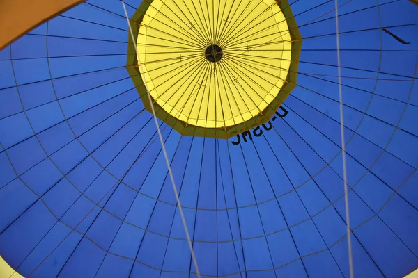Αερόστατο Θερμού Αέρα Από Εσωτερικό Μπλε Κίτρινο — Φωτογραφία Αρχείου