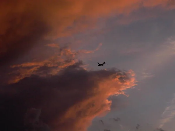 Flugzeug Vor Stürmischem Abendhimmel — Stockfoto
