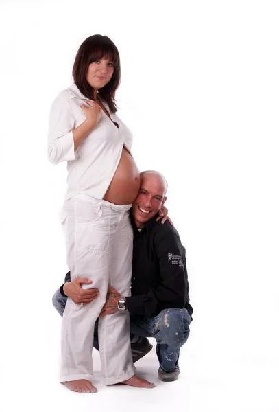 Kobieta Ciąży Jej Mąż Białym Tle — Zdjęcie stockowe