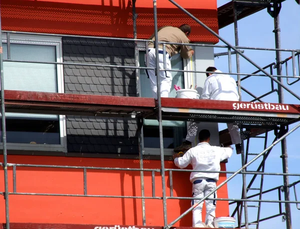 Hombre Con Vestido Rojo Con Techo Blanco — Foto de Stock