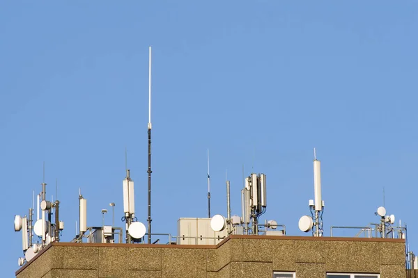 Πύργος Τηλεπικοινωνιών Κεραίες Και Δορυφορικά Πιάτα — Φωτογραφία Αρχείου