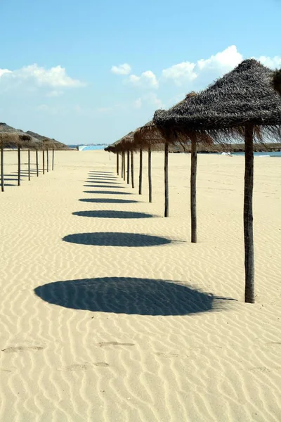 Strandstoelen Parasols Aan Zanderige Tropische Zee — Stockfoto