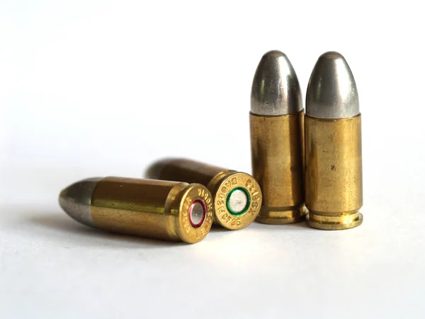 Ammunition Kulor Isolerad Vit Bakgrund — Stockfoto