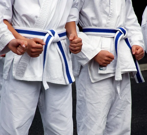 Karate Fighter Vit Kimono Med Svart Bälte — Stockfoto