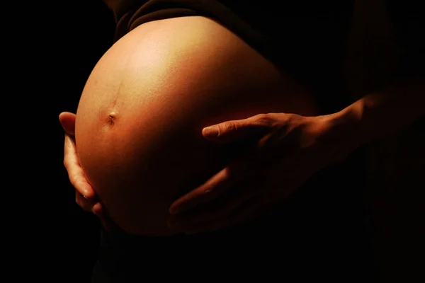 Gravid Kvinna Som Håller Ett Barns Mage — Stockfoto