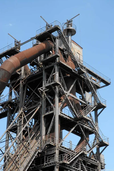 Torre Metal Enferrujado Velho Com Guindaste — Fotografia de Stock