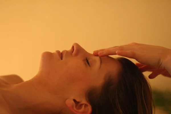 Jonge Vrouw Ontvangt Massage Behandeling Spa Centrum — Stockfoto
