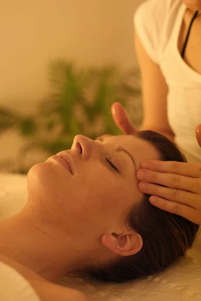 Vrouw Ontvangt Massage Behandeling Spa Centrum — Stockfoto