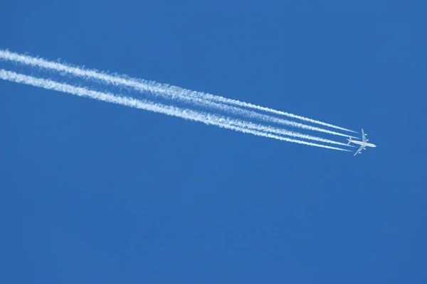 Rastro Vapor Cielo Nubes Forma Línea Producidas Por Aviones — Foto de Stock