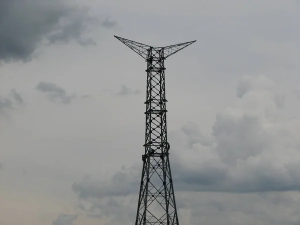 Torre Alta Tensão Com Céu Nublado — Fotografia de Stock