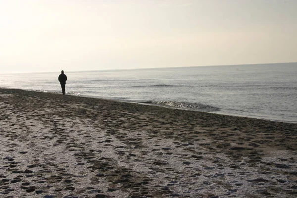 Deniz Kenarında Yalnız Bir Adam — Stok fotoğraf