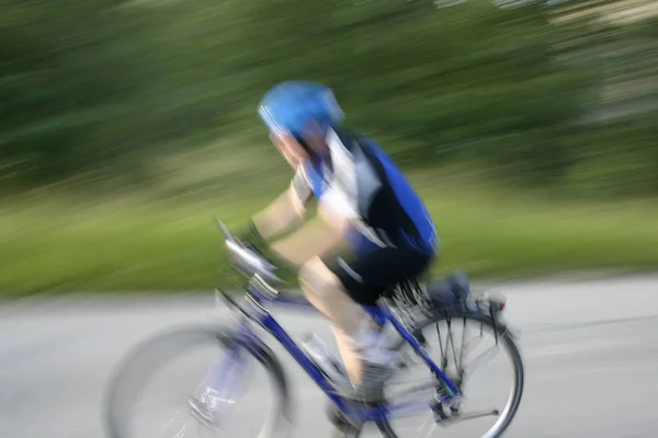 Ciclista Montando Uma Bicicleta Uma Estrada Cidade — Fotografia de Stock