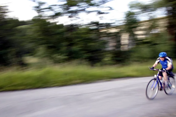 Joven Montando Una Bicicleta Parque — Foto de Stock