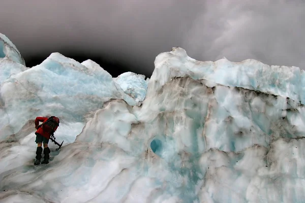 Bergsteigerin Klettert Auf Schneebedeckten Berg — Stockfoto