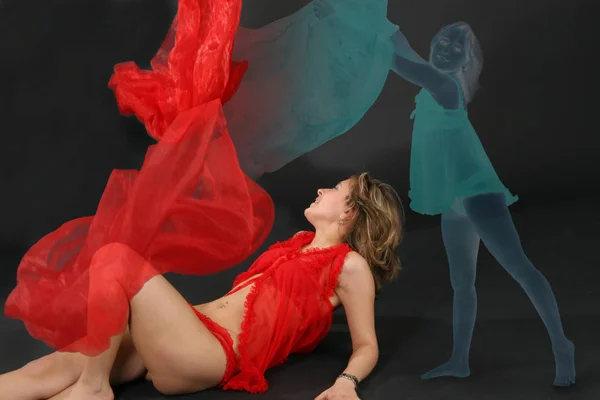 Schönes Mädchen Rotem Kleid Tanzt Auf Schwarzem Studiohintergrund — Stockfoto