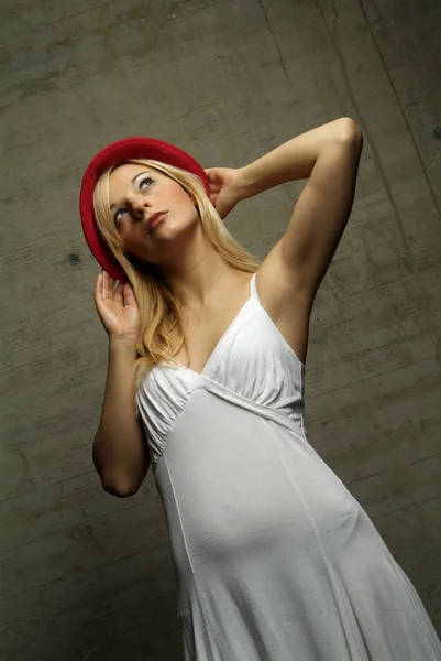 Młoda Kobieta Stojąca Białym Tle Czerwonym Kapeluszu — Zdjęcie stockowe