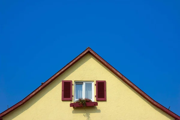 青い空に対する黄色の家 — ストック写真