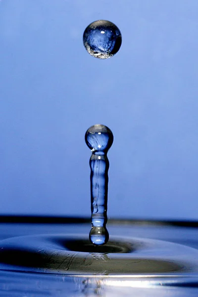 Gota Agua Sobre Fondo Azul —  Fotos de Stock