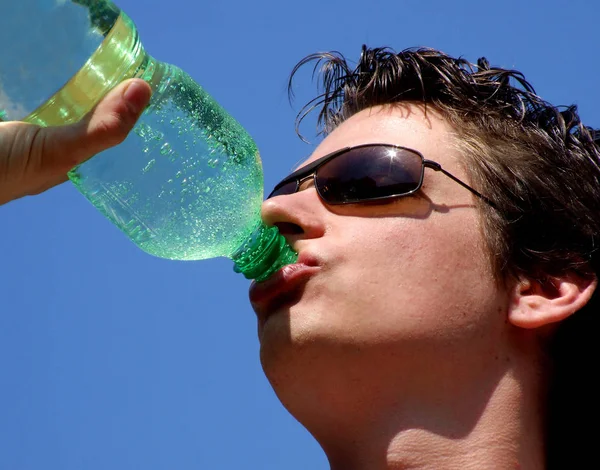 Junger Mann Trinkt Wasser Aus Einem Glas — Stockfoto