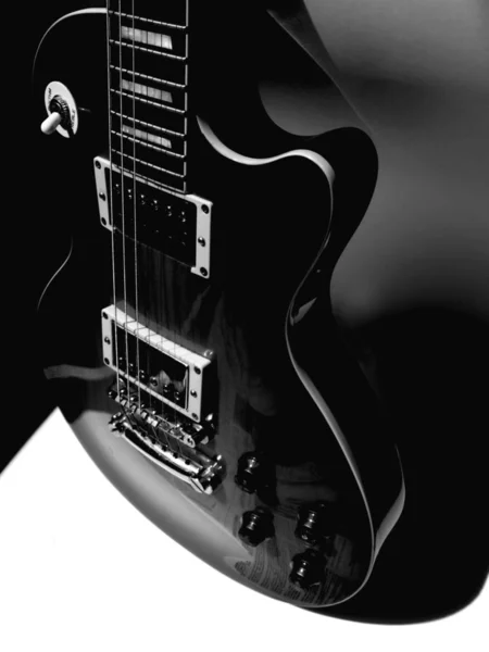 黑色背景的电吉他 — 图库照片