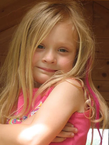 Mädchen Mit Langen Blonden Haaren — Stockfoto