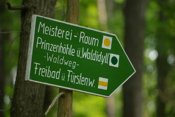 Πράσινη Πινακίδα Στο Πάρκο — Φωτογραφία Αρχείου