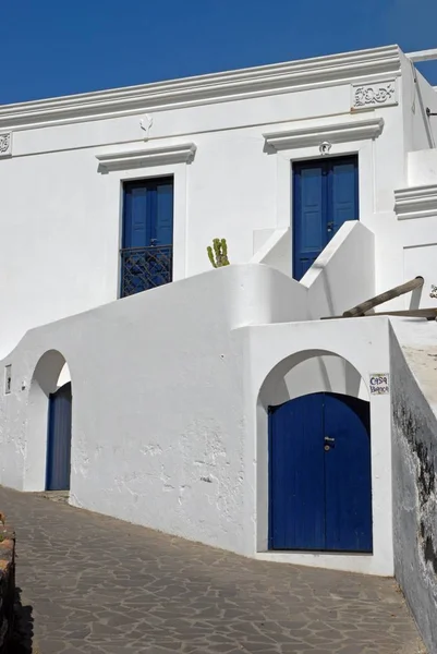 Casa Branca Com Janelas Portas Azuis — Fotografia de Stock