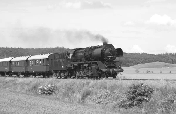 黒と白のフィールドの古い列車のイメージ — ストック写真