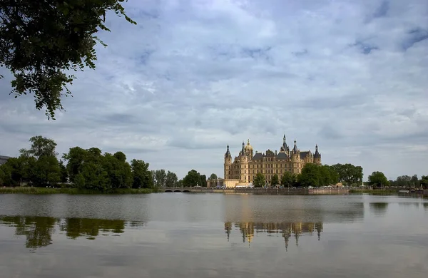 150 years ago friedrich franz ii. moved from mecklenburg-schwerin in his splendidly rebuilt and redesigned residence on the schwerin castle island. it was the 35th anniversary of his first wife auguste. even the prussian royal couple left the