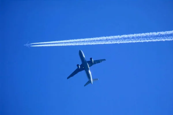 天空中的蒸气迹 飞机产生的线形云彩 — 图库照片