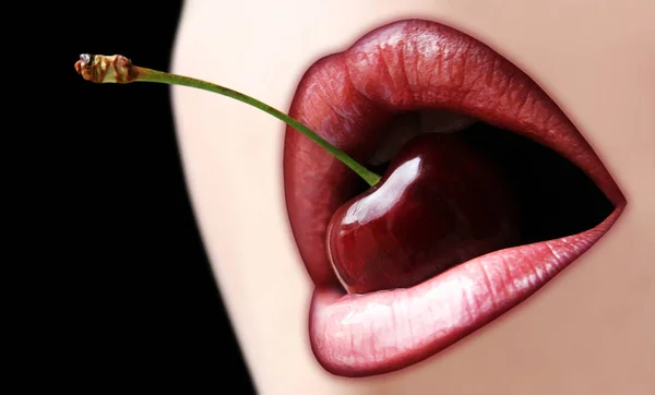 Frau Mit Roten Lippen Und Grünem Apfel Mund — Stockfoto