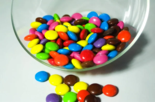 Bunte Schokoladenbonbons Auf Blauem Hintergrund — Stockfoto