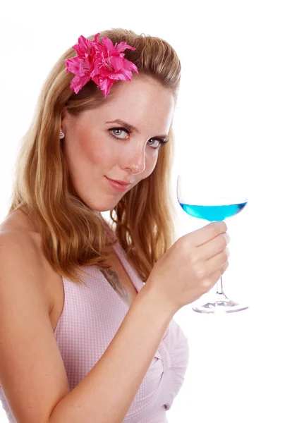 Junge Frau Trinkt Einen Cocktail — Stockfoto