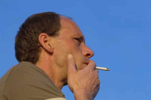 Man Smoking Cigarette Close — Stock Photo, Image