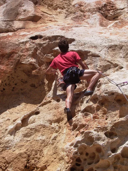 Νεαρή Γυναίκα Σκαρφαλώνει Στο Βράχο — Φωτογραφία Αρχείου