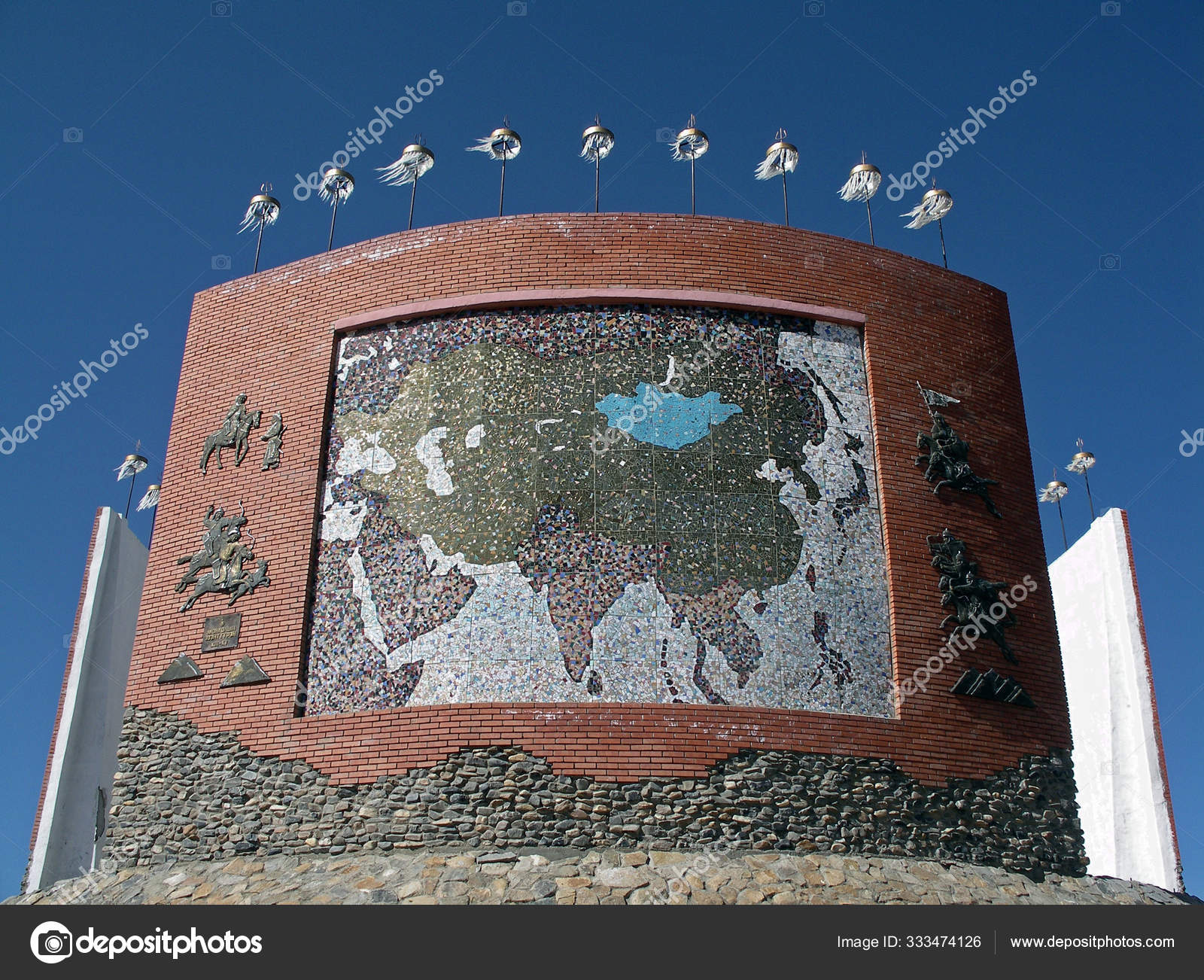 位于蒙古帝国古都喀喇昆仑的成吉思汗纪念碑从这里开始世界上最大的帝国就被统治了它从波罗的海和黑海一直延伸到太平洋和印度洋的绿洲——