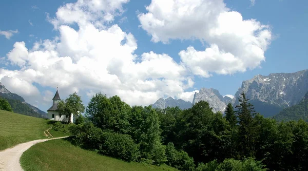 在美丽的阿尔卑斯山中旅行 — 图库照片