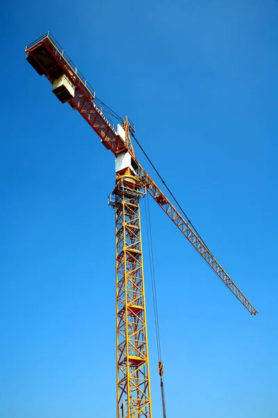 Baukran Gegen Blauen Himmel — Stockfoto