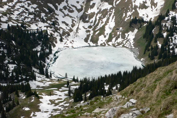 Górskie Jezioro Topnieje Wiosną — Zdjęcie stockowe