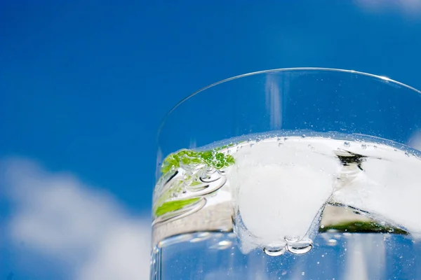 Glas Wasser Mit Eiswürfeln — Stockfoto