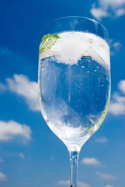 Agua Azul Salpicando Vaso — Foto de Stock